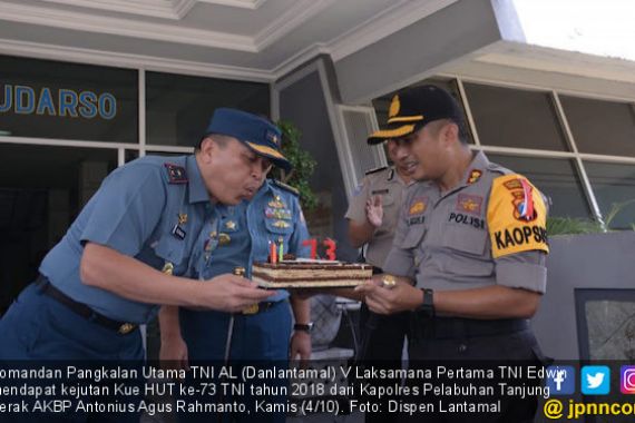 Danlantamal V Terima Kejutan Kue HUT Ke-73 TNI - JPNN.COM