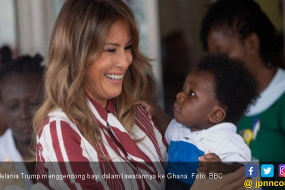 Gendong Bayi Ghana, Melania Panen Pujian - JPNN.COM