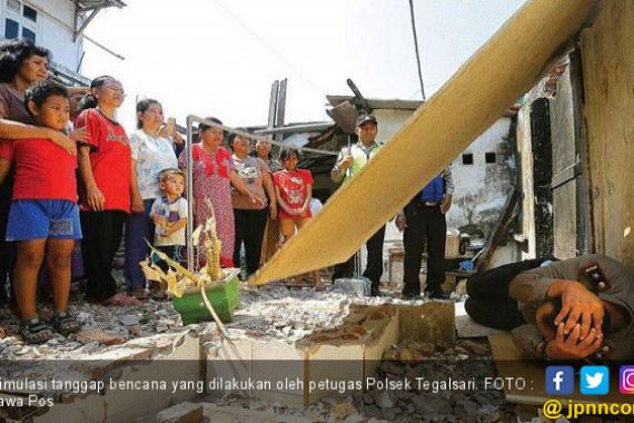 Salut, Polsek Tegalsari Ajari Simulasi Tanggap Bencana - JPNN.COM