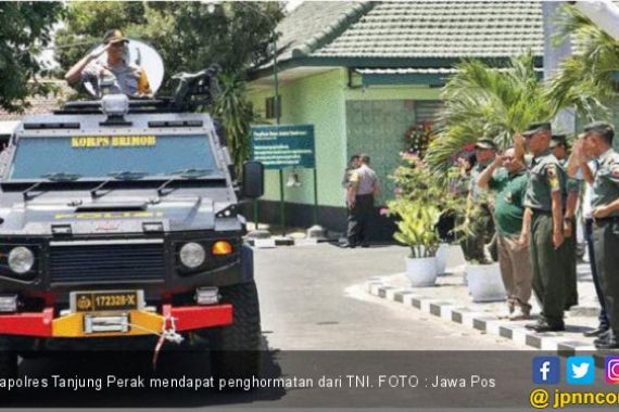 HUT TNI, Kapolres Beri Kejutan Kue Ultah - JPNN.COM