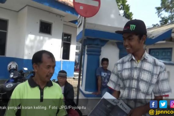 Terpaksa Berhenti Sekolah demi Jual Koran Keliling - JPNN.COM