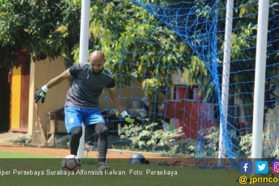 Sugiantoro Kagumi Nyali Kiper Persebaya Hadapi Ulah Aremania - JPNN.COM