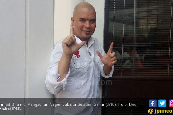 Difoto seperti Tahanan, Ahmad Dhani: Kayak Maling Motor - JPNN.COM