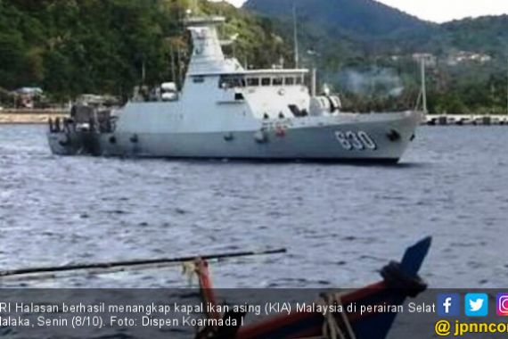 KRI Halasan Berhasil Menangkap Kapal Ikan Malaysia - JPNN.COM