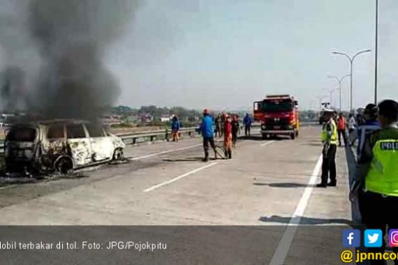 Mobil Berpenumpang WNA Jepang Terbakar di Tol - JPNN.COM