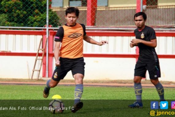Adam Alis Menanti Keputusan Bhayangkara FC Soal Gaji Pemain - JPNN.COM