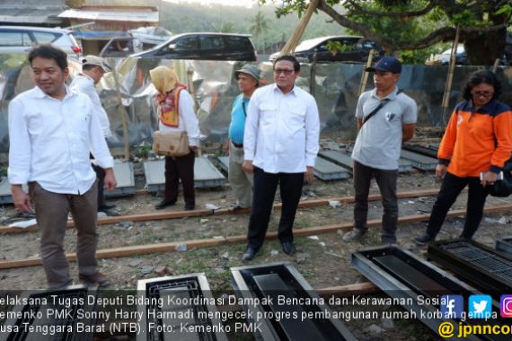 Pejabat Kemenko PMK Cek Pembangunan Rumah Pascagempa NTB - JPNN.COM