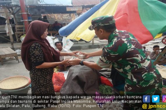 Prajurit TNI Membagikan 3.000 Nasi Bungkus di Pasar Masomba - JPNN.COM