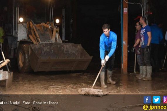 Lihat Aksi Rafael Nadal Bersihkan Lumpur Banjir Bandang - JPNN.COM
