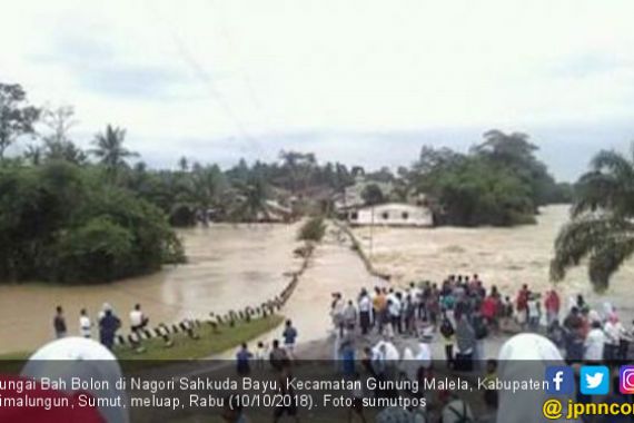 Sungai Bah Bolon Meluap, Pasutri Hanyut Bersama Rumahnya - JPNN.COM