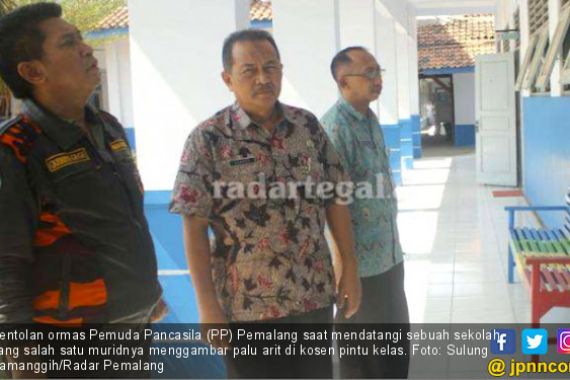 Siswa Iseng Bikin Gambar Palu Arit di Kosen Pintu Kelas - JPNN.COM