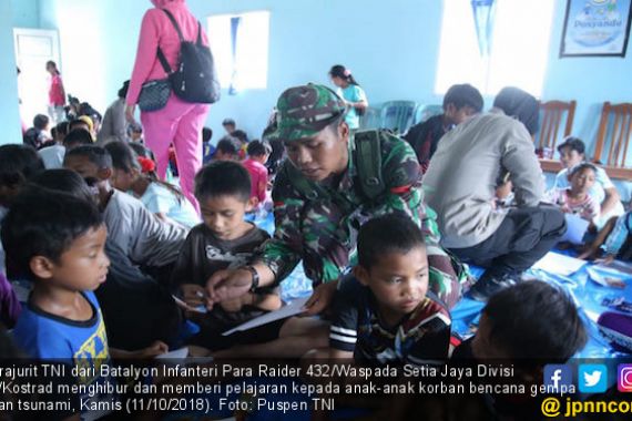 Prajurit TNI Bantu Memulihkan Trauma Bagi Anak Korban Gempa - JPNN.COM