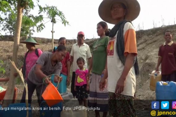 Tolong, Warga Cari Air Bersih Hingga ke Tengah Hutan - JPNN.COM