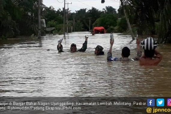 Diterjang Banjir dan Longsor, Jorong Lubuk Gobing Terisolasi - JPNN.COM