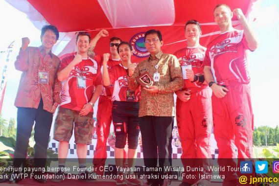 Aksi 31 Penerjun Dunia Meriahkan Deklarasi WTP Forum di Bali - JPNN.COM