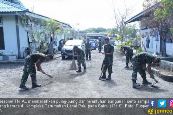 Personel TNI AL Bersihkan Puing-Puing di Kompleks Lanal Palu - JPNN.COM