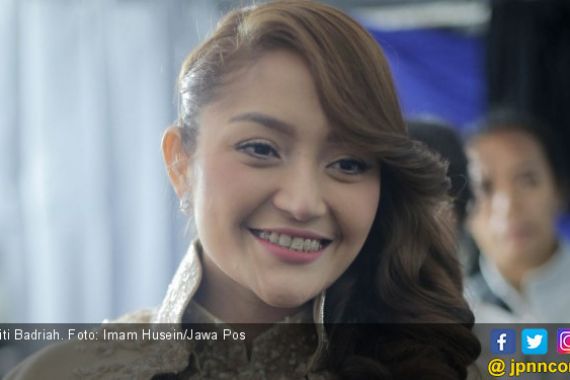 Siti Badriah Lebih Suka Rambutnya Hitam Alami, Mengapa? - JPNN.COM