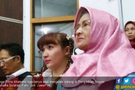 Roro Fitria Tunggu Izin Melayat Ibunda - JPNN.COM