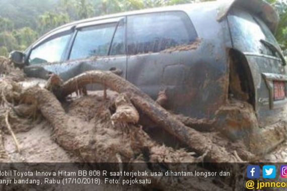 Mobil Rombongan Kadis Sosial Madina Dihantam Longsor - JPNN.COM