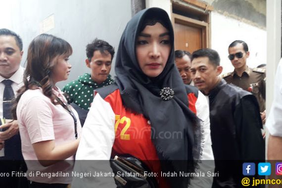 Berani Beda, Roro Fitria Beri Nama Anak Sama dengan Motor Listrik - JPNN.COM