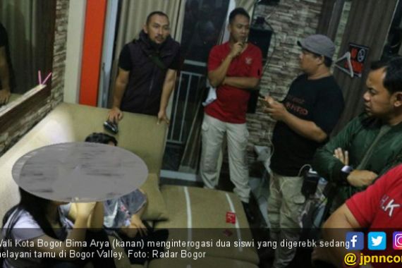 Digerebek Wali Kota Bogor, 2 Siswi Akui Tarifnya Rp 750 Ribu - JPNN.COM