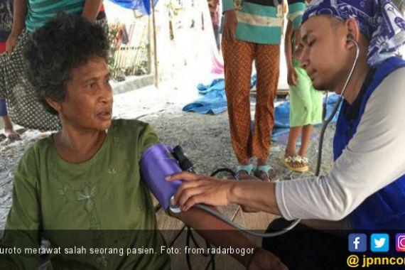 Korban Gempa: Perawat Ganteng Ini Sangat Membantu Saya - JPNN.COM