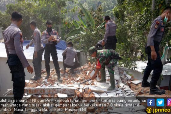 TNI dan Polri Berinergi Bersihkan Puing Rumah Korban Gempa - JPNN.COM
