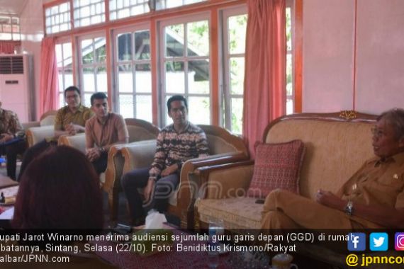 Suami Istri Guru Garis Depan, Terpisah demi Tugas - JPNN.COM