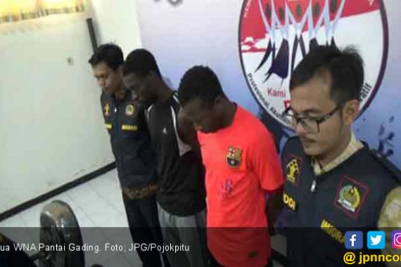 Dua WNA Ditangkap Imigrasi Saat Main Bola - JPNN.COM