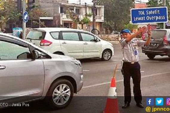 Petugas Dishub Pandu Pengendara yang Bingung di Jalan Baru - JPNN.COM