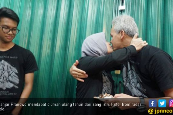 Ciuman Mesra Mbak Atik Buat Ganjar Pranowo - JPNN.COM