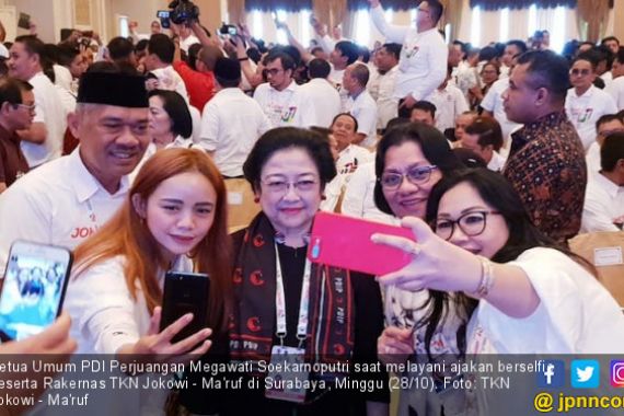 Ketelatenan Megawati Ladeni Permintaan Selfie, Nih Fotonya - JPNN.COM
