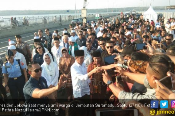 Ini Penjelasan Jokowi soal Aksi Satu Jari di Suramadu - JPNN.COM