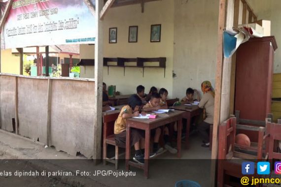 Kelas Dekat Kandang Sapi, Siswa Terpaksa Belajar di Parkiran - JPNN.COM