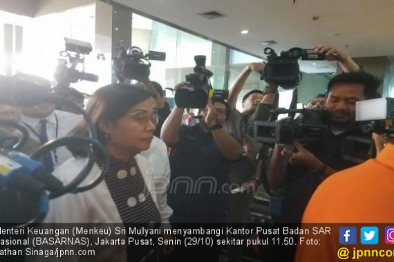 Tiba di Kantor Basarnas, Wajah Sri Mulyani Berkaca-kaca - JPNN.COM