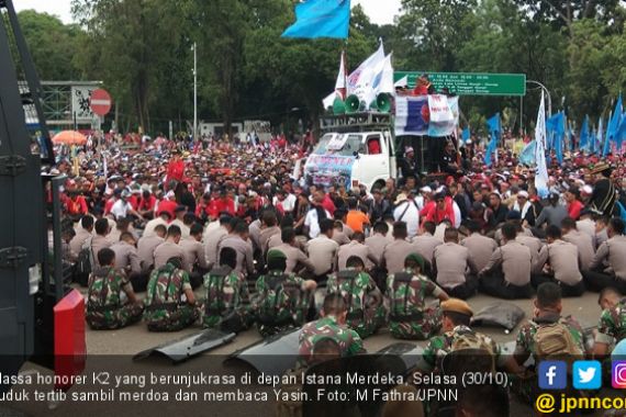 Ibu Ketum Masuk ke Istana, Massa Honorer K2 Baca Yasin - JPNN.COM