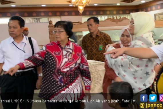 Rangkulan Menteri Siti untuk Keluarga Korban Lior Air JT610 - JPNN.COM