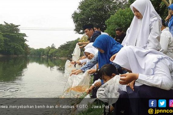 Siswa SMPN 6 Sebar 6.666 Benih Ikan - JPNN.COM