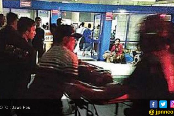 Sadis, Pelaku Membacok sambil Bawa Anak Kecil - JPNN.COM