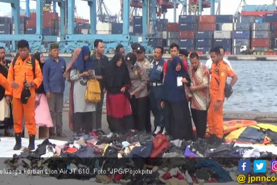 Tak Kuat Melihat Sepatu Anak di Antara Temuan Lion Air JT610 - JPNN.COM