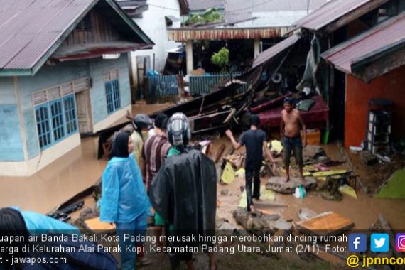 Banjir Terjang Kota Padang, 2 Anak Meninggal - JPNN.COM