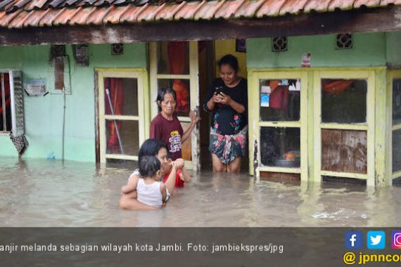 Banjir Kepung Kota Jambi, Rumah Terendam Sedada Orang Dewasa - JPNN.COM