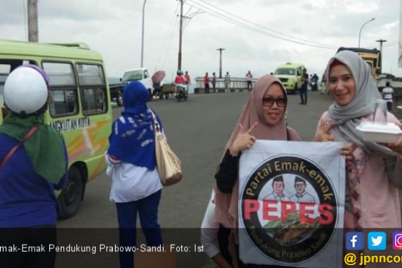 Emak-Emak Pendukung Prabowo-Sandi Berkeliling Indonesia - JPNN.COM