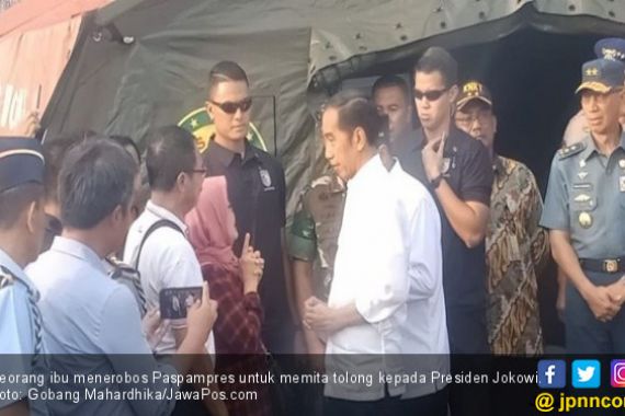 Nekat, Perempuan Berkerudung Minta Jokowi Temukan Anaknya - JPNN.COM