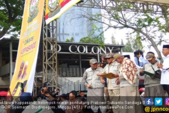 Topi Bertuliskan Tauhid untuk Prabowo dari Koppasandi - JPNN.COM