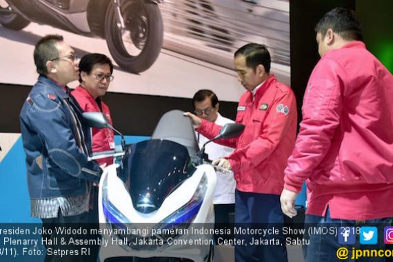 Jokowi Menyambangi Lokasi Pameran IMOS 2018 - JPNN.COM