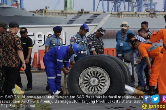 TNI AL Evakuasi Roda Pesawat Lion Air JT 610 ke Dermaga JICT - JPNN.COM