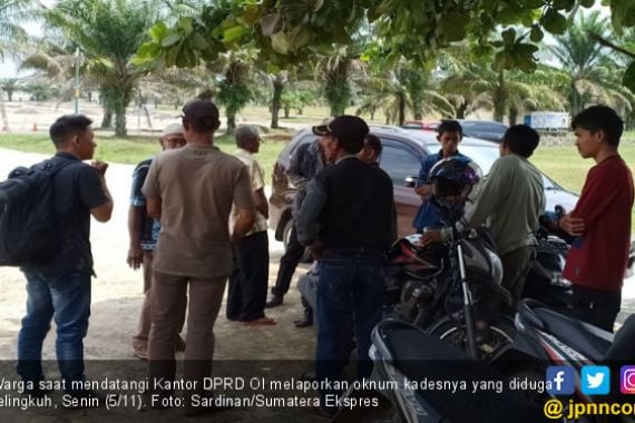 Oknum Kades Selingkuh, Warga Rengas II Datangi Kantor DPRD - JPNN.COM