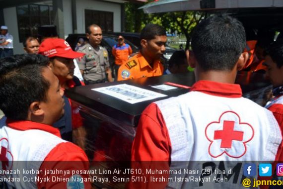 Jenazah Korban Lion Air JT610 Disambut Isak Tangis Keluarga - JPNN.COM