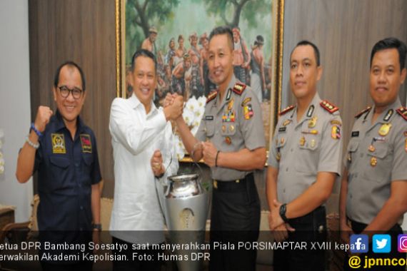 Ketua DPR Sumbang Piala PORSIMAPTAR XVIII - JPNN.COM